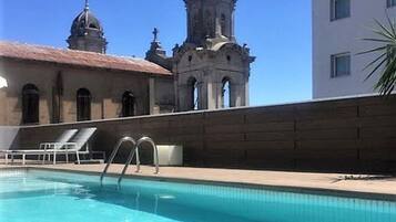Una piscina al aire libre de temporada
