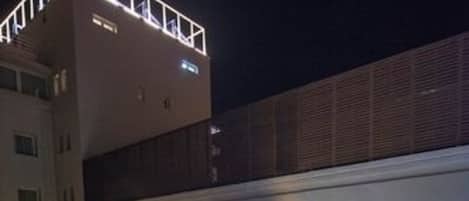 Una piscina al aire libre de temporada