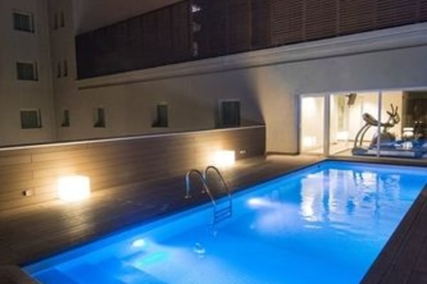 Una piscina al aire libre de temporada