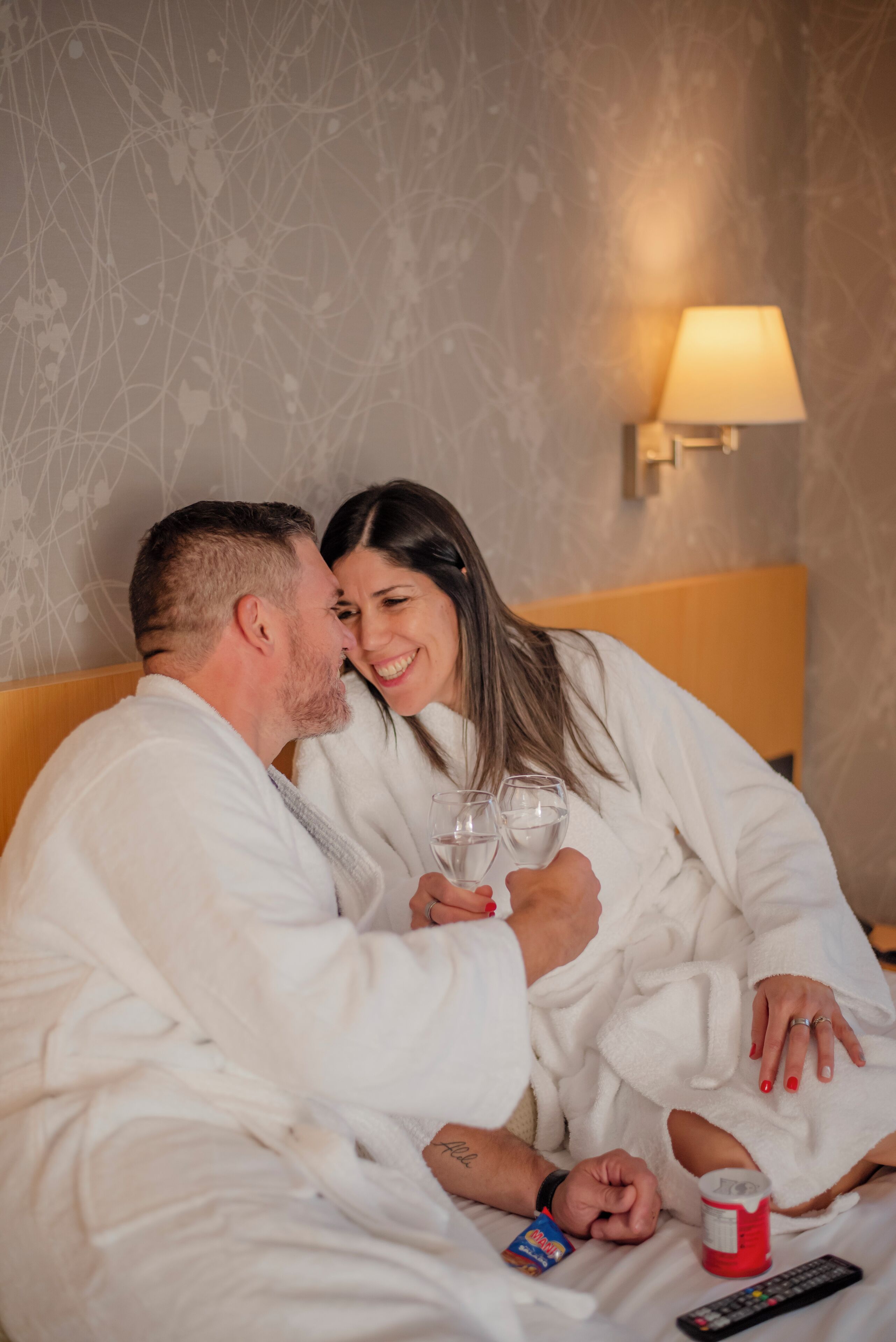 Ylelliset vuodevaatteet, minibaari, tallelokero huoneessa