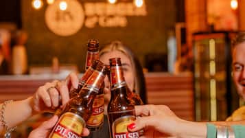 2 restauranter, frokost, lunsj og middag serveres, internasjonale retter