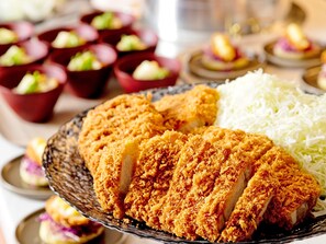 A plate of breaded and fried chicken with shredded cabbage. - HOTEL ELCIENT KYOTO HACHIJOGUCHI (Kyoto)