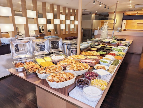 Daily buffet breakfast (JPY 1980 per person)