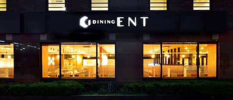 Melayani sarapan dan makan malam dengan sajian masakan Jepang