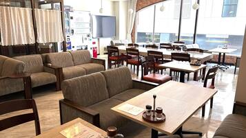 Café da manhã continental todos os dias mediante uma taxa