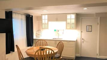 Suite classique, 2 chambres | Repas dans la chambre