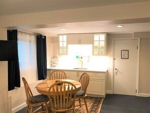 In-room dining - Cambie Lodge B&B (Vancouver)