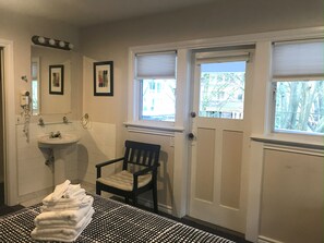Free WiFi, bed sheets - Cambie Lodge B&B (Vancouver)