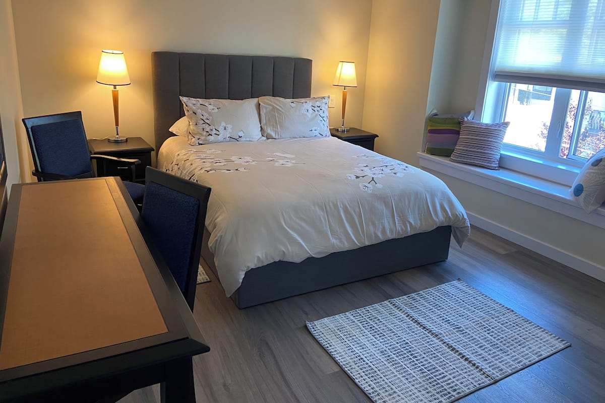 Habitación superior | Tabla de planchar con plancha, wifi gratis y ropa de cama