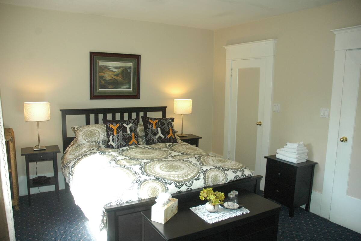 Classic Room, 1 Queen Bed, Private Bathroom | Iron/ironing board (on request), WiFi (free), bed sheets