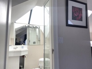 经典顶层房, 私人浴室 | 浴室 | 免费洗浴用品、吹风机、毛巾、肥皂