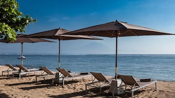 Una playa cerca, arena blanca