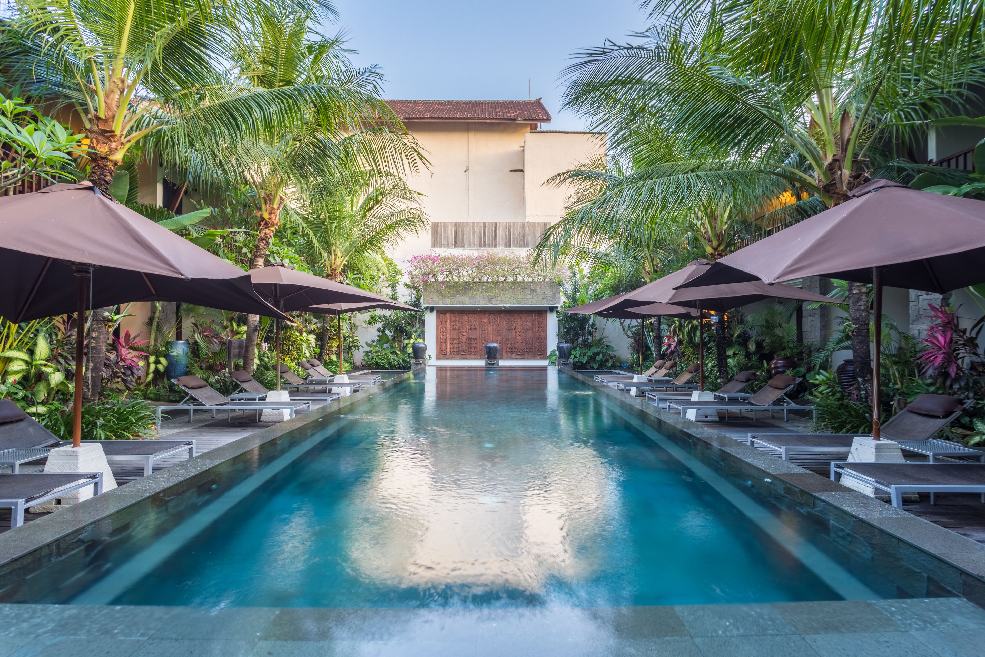 Piscina externa, funciona das 8h às 19h, guarda-sóis, espreguiçadeiras