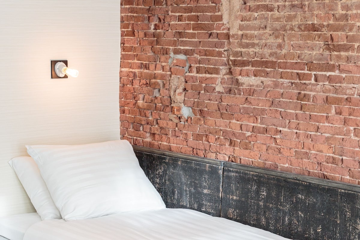 Egyptian cotton sheets, individually decorated, individually furnished
