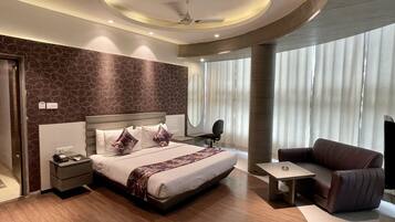 Royal Suite | Minibar, in-room safe, desk, iron/ironing board