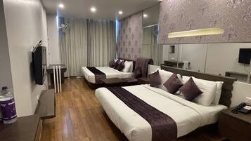 Family Suite | Minibar, in-room safe, desk, iron/ironing board