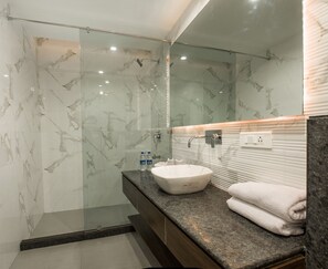 Family Suite | Bathroom | Shower, free toiletries, hair dryer, towels - Hotel Narula's Aurrum (Amritsar)