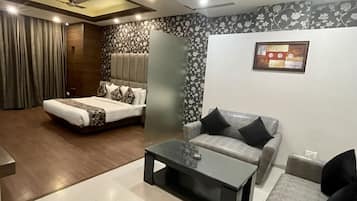 Royal Suite | Minibar, in-room safe, desk, iron/ironing board