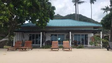 Beachfront Studio Aircon | Wifi gratis y ropa de cama