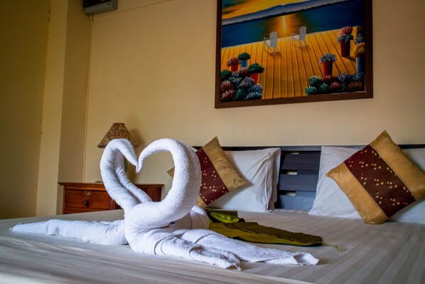 Quarto casal econômico, 1 cama de casal | Frigobar, cofres nos quartos, Wi-Fi de cortesia