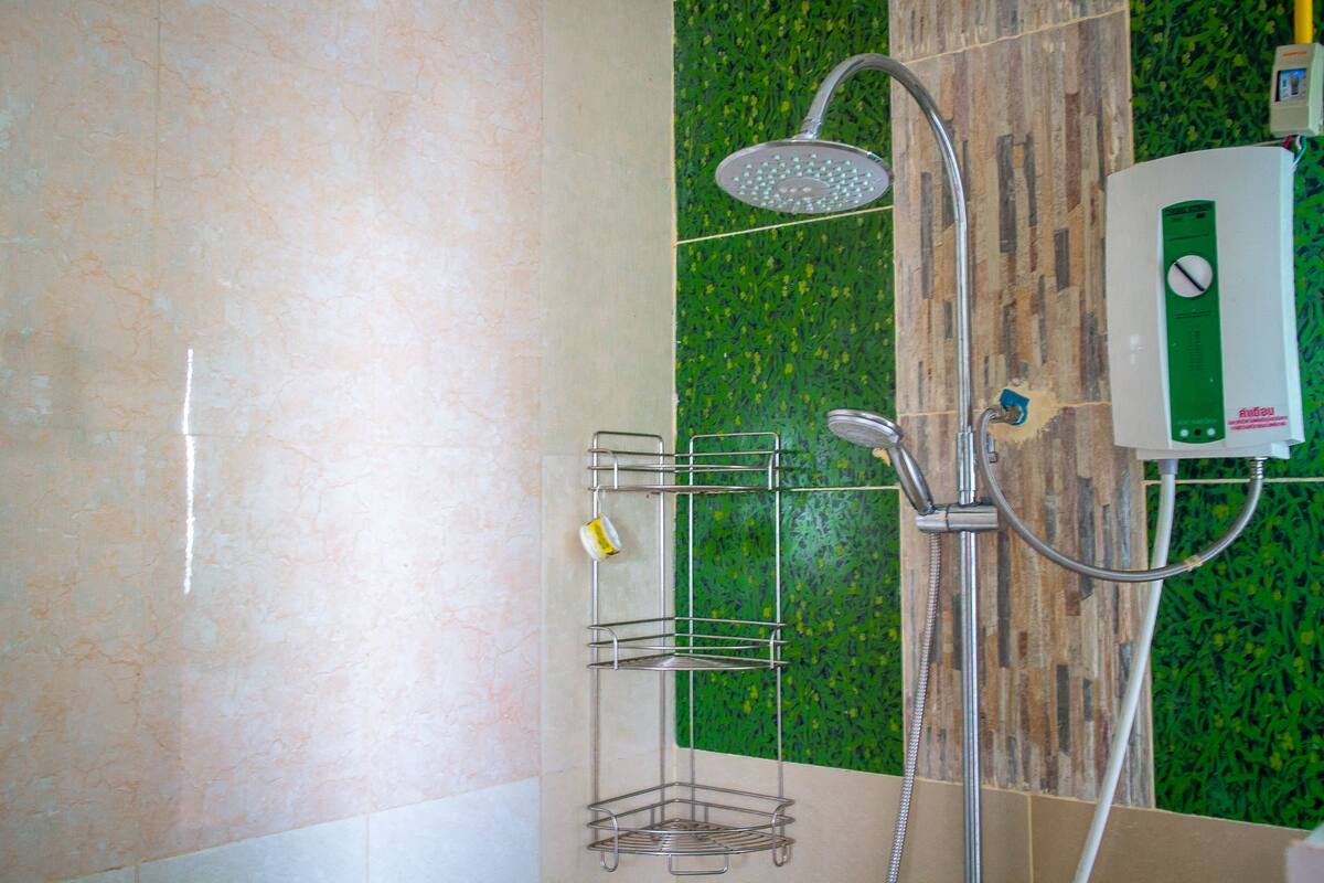 Shower, free toiletries, towels