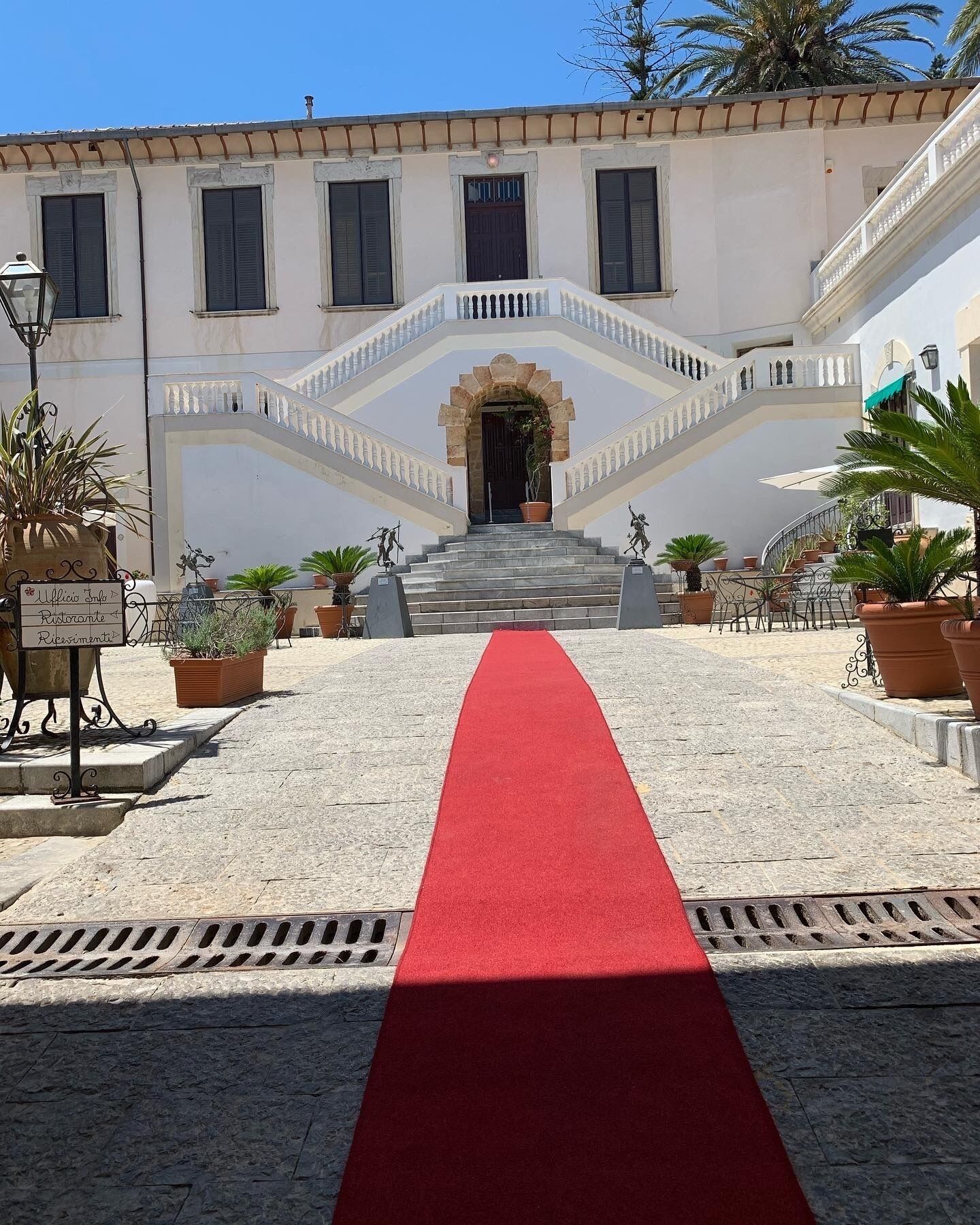 Un bâtiment avec un tapis rouge menant à un escalier.