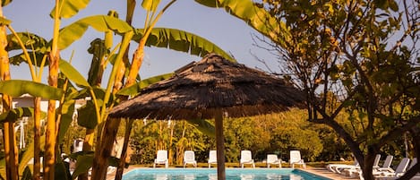 Una piscina al aire libre