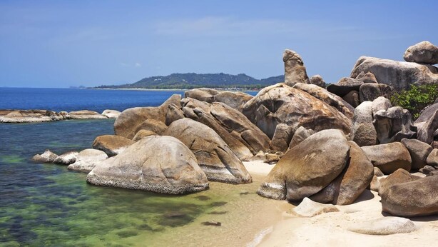 A rocky shoreline with large boulders and clear water. - Green Villa (Koh Samui)