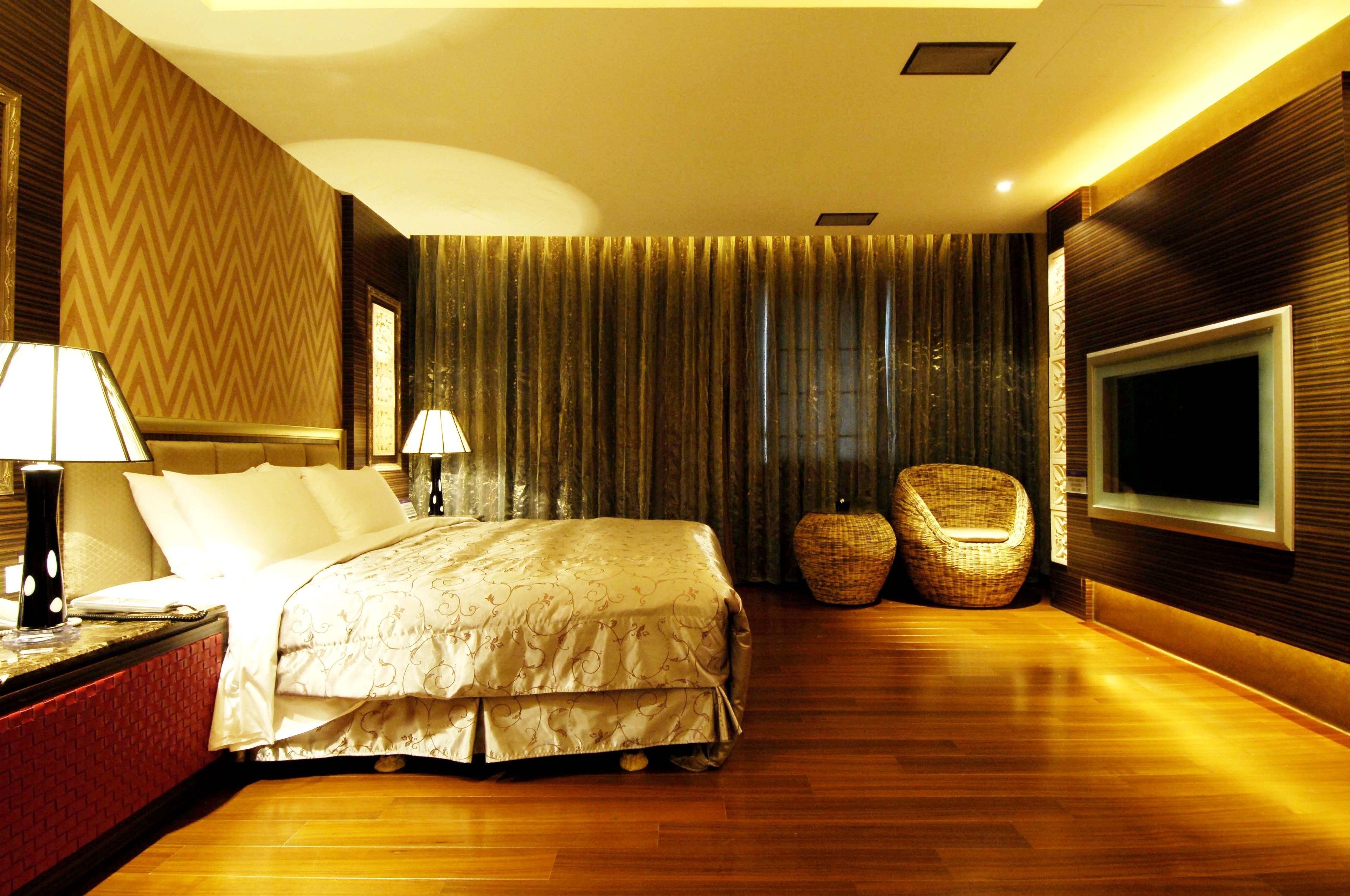 Free minibar, rollaway beds, free WiFi