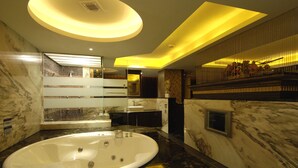 Jetted bathtub - Ouge Classic Motel (Kaohsiung)