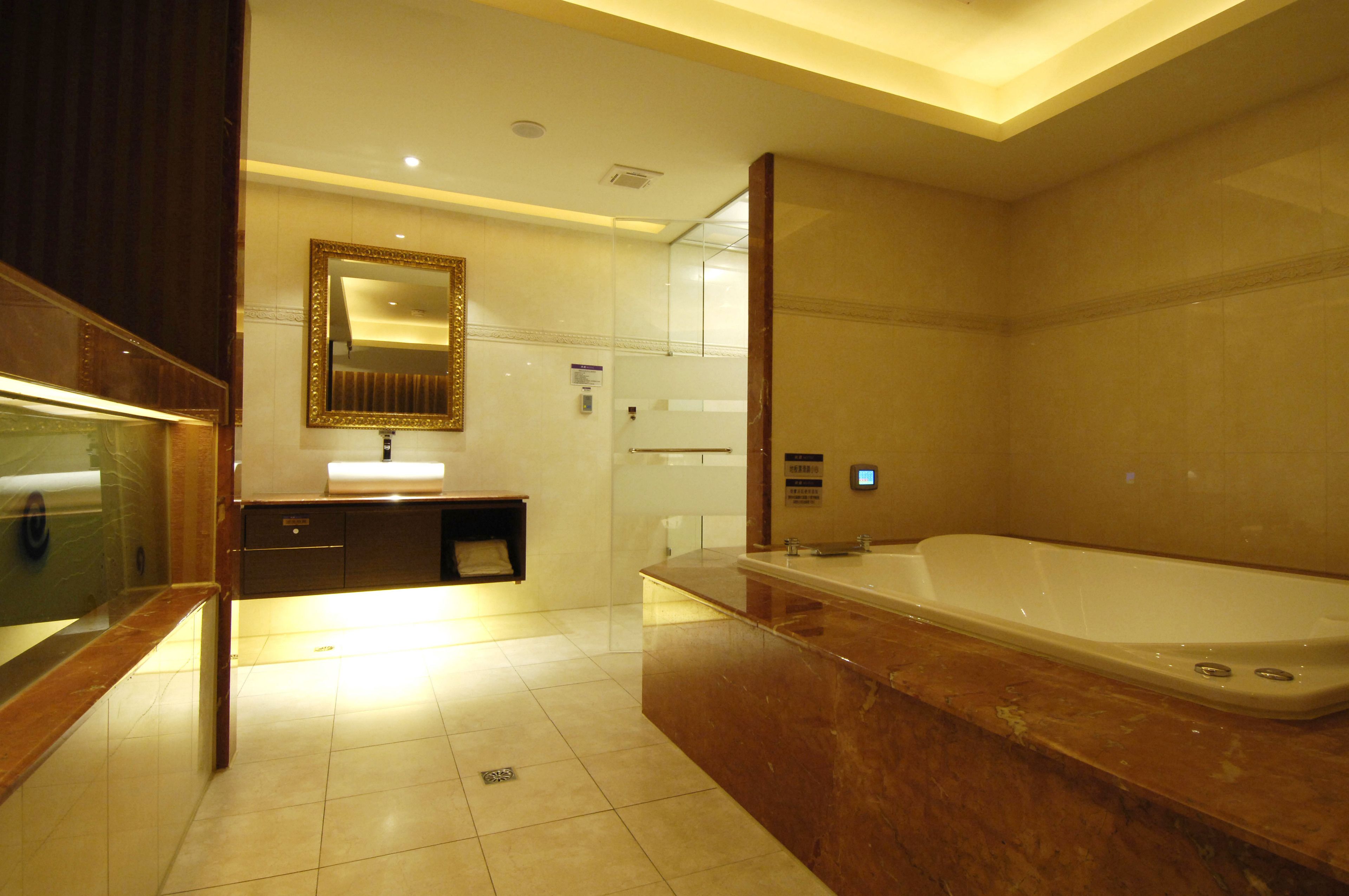 Standard Double Room | Bathroom | Free toiletries