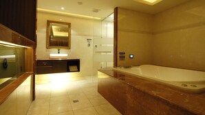 Standard Double Room | Bathroom | Free toiletries - Ouge Classic Motel (Kaohsiung)