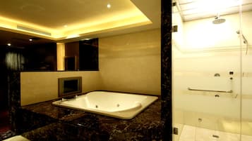 Superior Double Room | Bathroom | Free toiletries