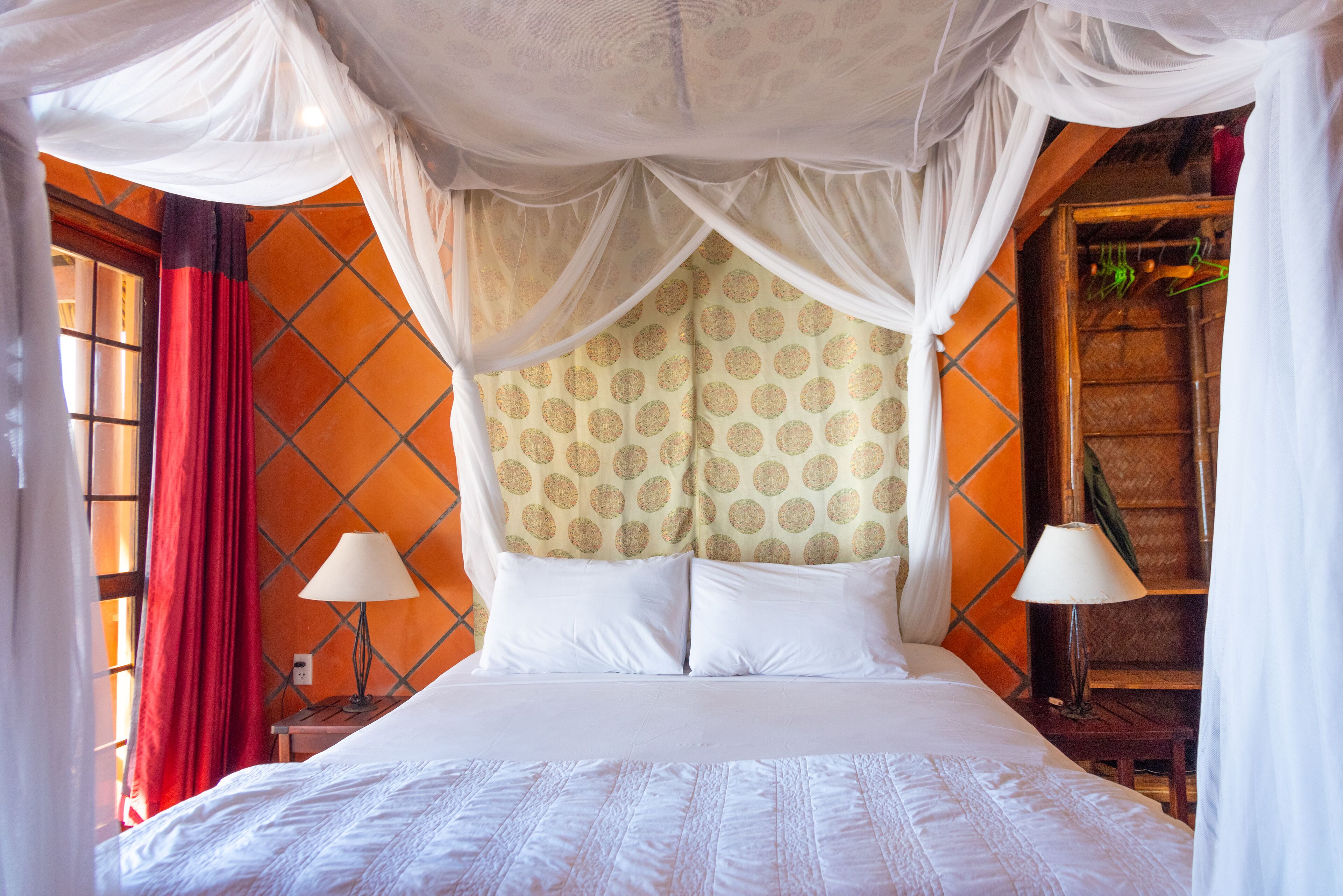 deluxe room, sea view | minibar, in-room safe, desk, soundproofing