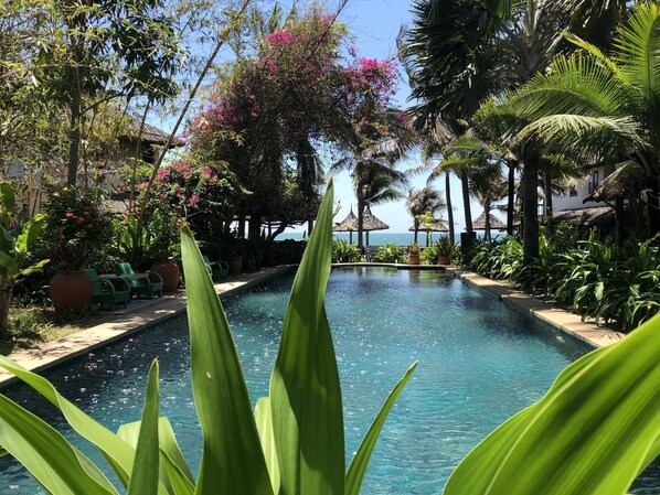 Outdoor pool, pool loungers - Full Moon Beach (Phan Thiet)