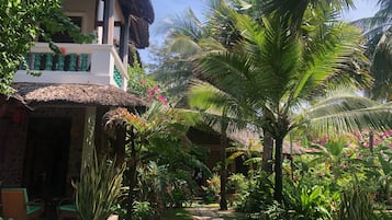Habitación superior, vistas al mar | Zona de estar | Una televisión
