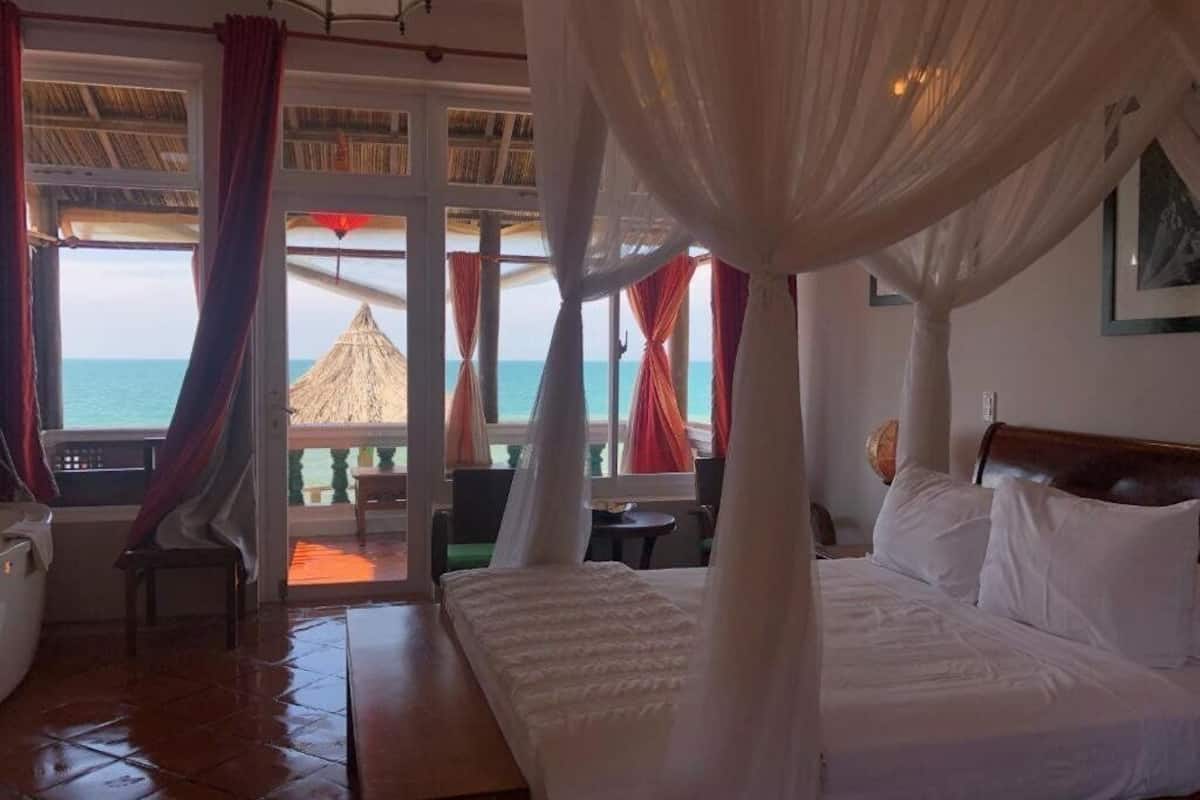 bungalow beachfront | minibar, in-room safe, desk, soundproofing