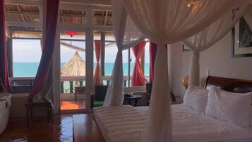 Chambre (Bungalow Beachfront) | Minibar, coffres-forts dans les chambres, bureau, chambres insonorisées