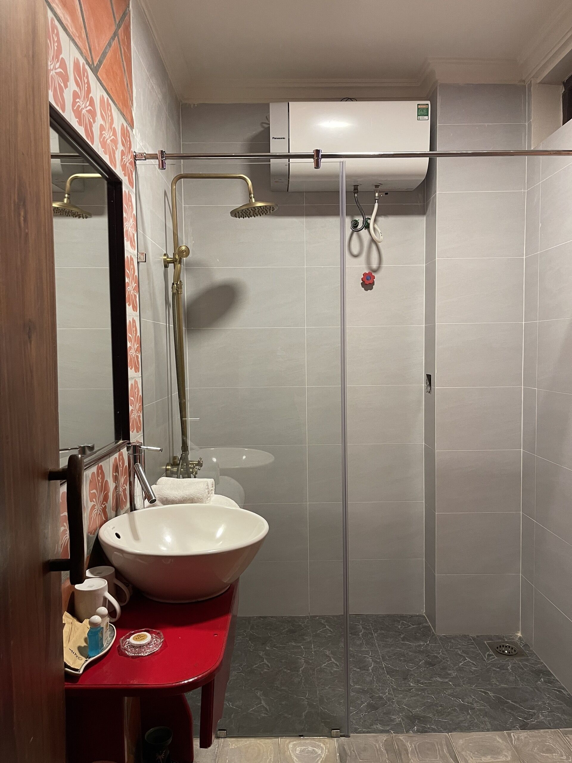 family room, garden view | bathroom | combined shower/bathtub, free toiletries, hair dryer, bathrobes