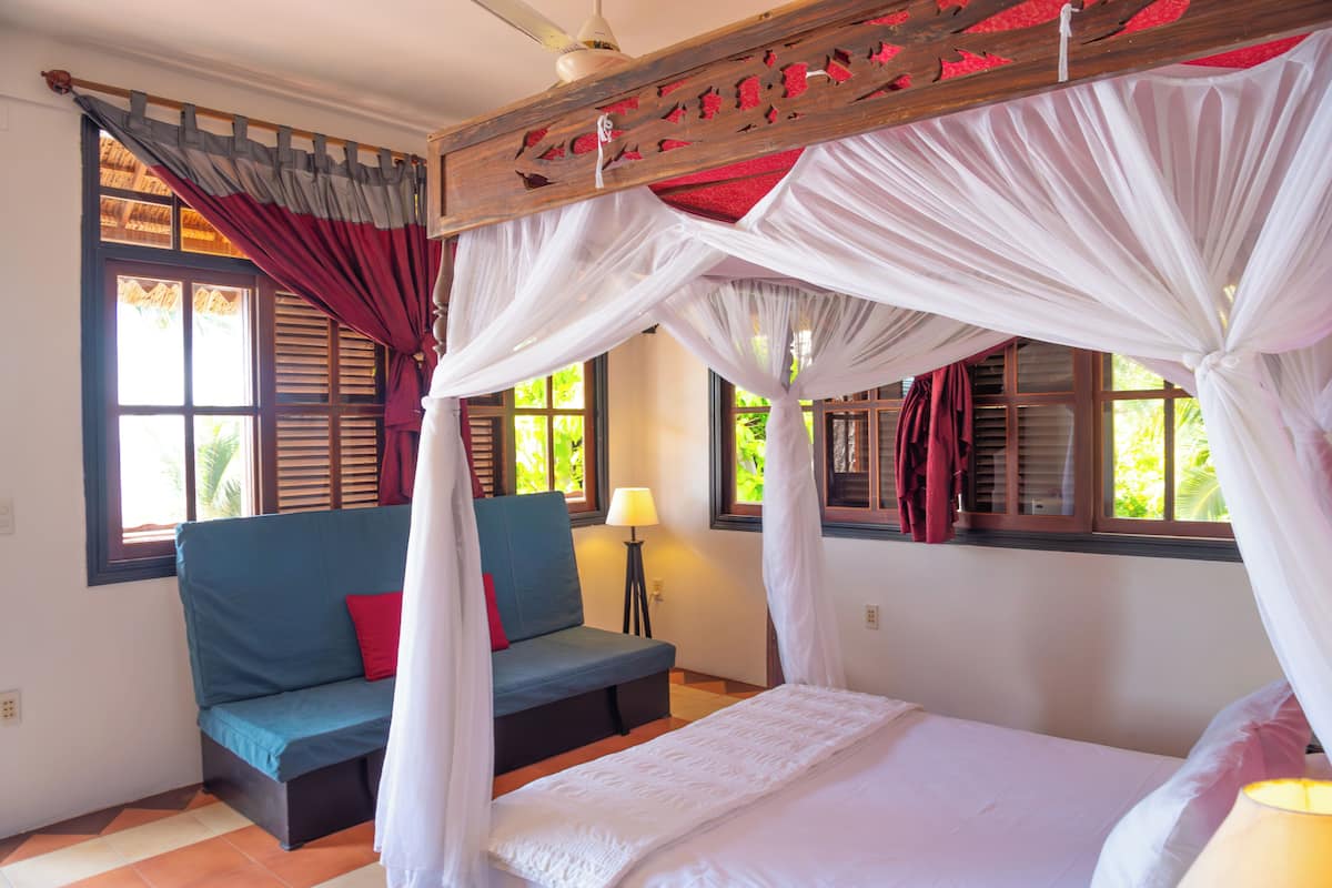 Superior-rum - havsutsikt | Minibar, värdeförvaringsskåp på rummet, skrivbord och ljudisolering