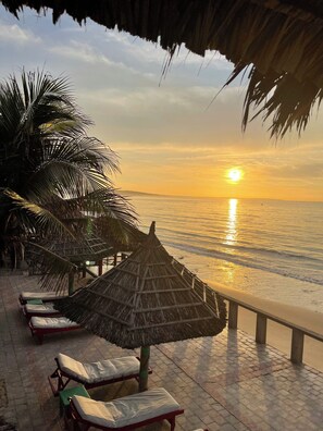Private beach, sun-loungers - Full Moon Beach (Phan Thiet)