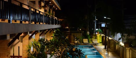 Una piscina al aire libre