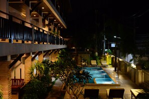 Una piscina al aire libre