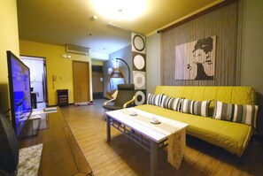 Suite Familiale, 2 chambres | Salle de séjour | Télévision à écran plat