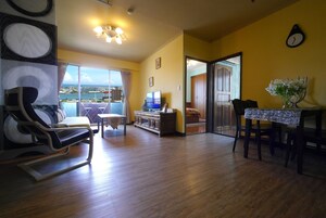 Suite familiare, 2 camere da letto | Area soggiorno | TV a schermo piatto