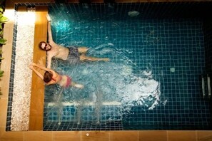 Kolam renang indoor dan kolam renang outdoor