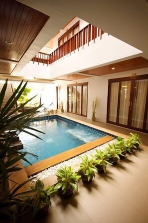 Kolam renang indoor dan kolam renang outdoor