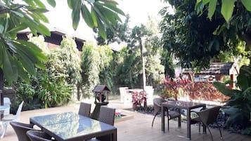 Breakfast and lunch served, Thai cuisine