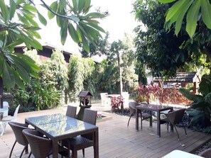 供應早餐及午餐;泰國菜