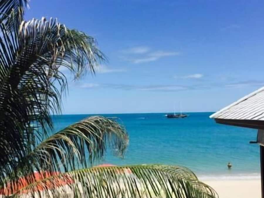 Na praia, espreguiçadeiras, guarda-sóis